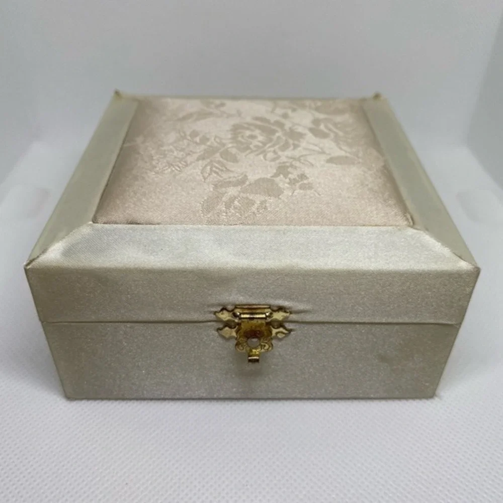 Vintage White Satin Small Jewelry‎ Box Holder 4